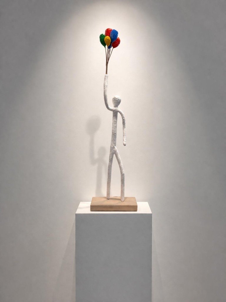 Grégoire Vanderstappen sculpture — white figure reaching for colourful balloons